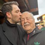 Uraz Kaygılaroğlu Instagram - dedecim, biriciğim, güzel yüreklim. sen benim tanıdığım en dürüst en kıyak insandın. meyven, kabak çekirdeğin, aksiyon sineman tamamsa başka bişi aramazsın. birisi seninle inatlaşmadı mı, tane tane anlattımı kızmaz anlarsın. sabah şöyle bi 5-10 km yürüdünmüydü tamam. akşam vaktine doğru bi kaç el tavla bitti gitti. anlatırdın hep. savaş görüp, 16-17 yaşlarında İstanköyden kayıkla Bodruma’a yanaşmış. bi akrabaların varmış çukurcuma’da onların yanına gidene kadar sokaklarda kalmış, mendil, çorap satmışsın. bi başına istanbul’da yaşamayı başarıp anneanneme göz koymuşsun:) bir oğul ve bir kız çocuğu sahibi olmuş onlara da aslanlar gibi bakmışsın. anneannem kazandıklarını değerlendirmiş, sen hep çalışmışsın. mahmutpaşa’da esnaf olmuş, bu sefer çorap makinası ve iğnesi satmışsın( ne ilginç bir meslek diye düşünmeden edemezdim) buradan sonrası da benden olsun. beni bi hafta sonu parksız, bisikletsiz bırakmadın.tavla oynamayı, iyi insan olmayı, dürüst yaşamanın anlamını sen öğrettin. çalışkanlığı da sende gördüm, emekliliğin tadının nasıl çıkarılacağını da. bayram namazına da seninle gittim,teravih namazına da. sonra gitmeyi bırakınca da kızmadın. açık fikirli adamdın, onaylamadığın şeye keşke yapmasan der karışmazdın. en azından bana. hep güvenir sırtımı sıvazlardın. akıllı çocuksun diye severdin beni. ben de seni çok severdim dede çok. J burgere de sen götürürdün, sahilde kayıkçı arkadaşlarının yanına da. fenerbahçe mahallesinde hasan’ın torunu olmanın imtiyazlarını yaşattın bana. dede oldun, baba oldun. herkese oldun bi bana değil, kapın sofran hep açıktı. eski alışkanlık herhalde herkese çorap hediye ederdin. bi insan bu kadar meyve yer mi arkadaş diye hayret ederdik kuzenlerle. bi de 96 yaşındasın diye mi ne hep hiç ölmicek herhalde diye gülerdik aramızda :((((( seni çok seviyorum dedem, Allah rahmet eylesin😔😔😔