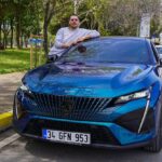 Uraz Kaygılaroğlu Instagram - 🦁💙 #HerAçıdanGözAlıcı #Peugeot408 @peugeotturkiye #işbirliği