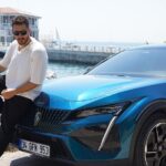 Uraz Kaygılaroğlu Instagram - Bir Marmara mavisi bir de onun mavisi! 🌊🦁 #HerAçıdanGözAlıcı #Peugeot408 @peugeotturkiye #işbirliği