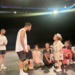 Uraz Kaygılaroğlu Instagram - provalarımıza katılıp @sebnemsonmezofficial in yokluğunda yerini marke eden Ada Hanıma teşekkür ederiz.😍 #AşıkShakespeare @zorlu_psm @serdarbilis