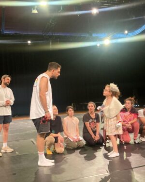 Uraz Kaygılaroğlu Instagram - provalarımıza katılıp @sebnemsonmezofficial in yokluğunda yerini marke eden Ada Hanıma teşekkür ederiz.😍

#AşıkShakespeare

@zorlu_psm 
@serdarbilis