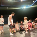 Uraz Kaygılaroğlu Instagram - provalarımıza katılıp @sebnemsonmezofficial in yokluğunda yerini marke eden Ada Hanıma teşekkür ederiz.😍 #AşıkShakespeare @zorlu_psm @serdarbilis