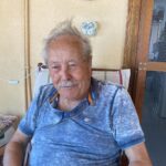 Uraz Kaygılaroğlu Instagram - dedecim, biriciğim, güzel yüreklim. sen benim tanıdığım en dürüst en kıyak insandın. meyven, kabak çekirdeğin, aksiyon sineman tamamsa başka bişi aramazsın. birisi seninle inatlaşmadı mı, tane tane anlattımı kızmaz anlarsın. sabah şöyle bi 5-10 km yürüdünmüydü tamam. akşam vaktine doğru bi kaç el tavla bitti gitti. anlatırdın hep. savaş görüp, 16-17 yaşlarında İstanköyden kayıkla Bodruma’a yanaşmış. bi akrabaların varmış çukurcuma’da onların yanına gidene kadar sokaklarda kalmış, mendil, çorap satmışsın. bi başına istanbul’da yaşamayı başarıp anneanneme göz koymuşsun:) bir oğul ve bir kız çocuğu sahibi olmuş onlara da aslanlar gibi bakmışsın. anneannem kazandıklarını değerlendirmiş, sen hep çalışmışsın. mahmutpaşa’da esnaf olmuş, bu sefer çorap makinası ve iğnesi satmışsın( ne ilginç bir meslek diye düşünmeden edemezdim) buradan sonrası da benden olsun. beni bi hafta sonu parksız, bisikletsiz bırakmadın.tavla oynamayı, iyi insan olmayı, dürüst yaşamanın anlamını sen öğrettin. çalışkanlığı da sende gördüm, emekliliğin tadının nasıl çıkarılacağını da. bayram namazına da seninle gittim,teravih namazına da. sonra gitmeyi bırakınca da kızmadın. açık fikirli adamdın, onaylamadığın şeye keşke yapmasan der karışmazdın. en azından bana. hep güvenir sırtımı sıvazlardın. akıllı çocuksun diye severdin beni. ben de seni çok severdim dede çok. J burgere de sen götürürdün, sahilde kayıkçı arkadaşlarının yanına da. fenerbahçe mahallesinde hasan’ın torunu olmanın imtiyazlarını yaşattın bana. dede oldun, baba oldun. herkese oldun bi bana değil, kapın sofran hep açıktı. eski alışkanlık herhalde herkese çorap hediye ederdin. bi insan bu kadar meyve yer mi arkadaş diye hayret ederdik kuzenlerle. bi de 96 yaşındasın diye mi ne hep hiç ölmicek herhalde diye gülerdik aramızda :((((( seni çok seviyorum dedem, Allah rahmet eylesin😔😔😔