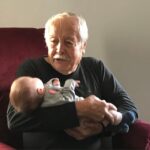 Uraz Kaygılaroğlu Instagram - dedecim, biriciğim, güzel yüreklim. sen benim tanıdığım en dürüst en kıyak insandın. meyven, kabak çekirdeğin, aksiyon sineman tamamsa başka bişi aramazsın. birisi seninle inatlaşmadı mı, tane tane anlattımı kızmaz anlarsın. sabah şöyle bi 5-10 km yürüdünmüydü tamam. akşam vaktine doğru bi kaç el tavla bitti gitti. anlatırdın hep. savaş görüp, 16-17 yaşlarında İstanköyden kayıkla Bodruma’a yanaşmış. bi akrabaların varmış çukurcuma’da onların yanına gidene kadar sokaklarda kalmış, mendil, çorap satmışsın. bi başına istanbul’da yaşamayı başarıp anneanneme göz koymuşsun:) bir oğul ve bir kız çocuğu sahibi olmuş onlara da aslanlar gibi bakmışsın. anneannem kazandıklarını değerlendirmiş, sen hep çalışmışsın. mahmutpaşa’da esnaf olmuş, bu sefer çorap makinası ve iğnesi satmışsın( ne ilginç bir meslek diye düşünmeden edemezdim) buradan sonrası da benden olsun. beni bi hafta sonu parksız, bisikletsiz bırakmadın.tavla oynamayı, iyi insan olmayı, dürüst yaşamanın anlamını sen öğrettin. çalışkanlığı da sende gördüm, emekliliğin tadının nasıl çıkarılacağını da. bayram namazına da seninle gittim,teravih namazına da. sonra gitmeyi bırakınca da kızmadın. açık fikirli adamdın, onaylamadığın şeye keşke yapmasan der karışmazdın. en azından bana. hep güvenir sırtımı sıvazlardın. akıllı çocuksun diye severdin beni. ben de seni çok severdim dede çok. J burgere de sen götürürdün, sahilde kayıkçı arkadaşlarının yanına da. fenerbahçe mahallesinde hasan’ın torunu olmanın imtiyazlarını yaşattın bana. dede oldun, baba oldun. herkese oldun bi bana değil, kapın sofran hep açıktı. eski alışkanlık herhalde herkese çorap hediye ederdin. bi insan bu kadar meyve yer mi arkadaş diye hayret ederdik kuzenlerle. bi de 96 yaşındasın diye mi ne hep hiç ölmicek herhalde diye gülerdik aramızda :((((( seni çok seviyorum dedem, Allah rahmet eylesin😔😔😔