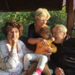 Uraz Kaygılaroğlu Instagram - dedecim, biriciğim, güzel yüreklim. sen benim tanıdığım en dürüst en kıyak insandın. meyven, kabak çekirdeğin, aksiyon sineman tamamsa başka bişi aramazsın. birisi seninle inatlaşmadı mı, tane tane anlattımı kızmaz anlarsın. sabah şöyle bi 5-10 km yürüdünmüydü tamam. akşam vaktine doğru bi kaç el tavla bitti gitti. anlatırdın hep. savaş görüp, 16-17 yaşlarında İstanköyden kayıkla Bodruma’a yanaşmış. bi akrabaların varmış çukurcuma’da onların yanına gidene kadar sokaklarda kalmış, mendil, çorap satmışsın. bi başına istanbul’da yaşamayı başarıp anneanneme göz koymuşsun:) bir oğul ve bir kız çocuğu sahibi olmuş onlara da aslanlar gibi bakmışsın. anneannem kazandıklarını değerlendirmiş, sen hep çalışmışsın. mahmutpaşa’da esnaf olmuş, bu sefer çorap makinası ve iğnesi satmışsın( ne ilginç bir meslek diye düşünmeden edemezdim) buradan sonrası da benden olsun. beni bi hafta sonu parksız, bisikletsiz bırakmadın.tavla oynamayı, iyi insan olmayı, dürüst yaşamanın anlamını sen öğrettin. çalışkanlığı da sende gördüm, emekliliğin tadının nasıl çıkarılacağını da. bayram namazına da seninle gittim,teravih namazına da. sonra gitmeyi bırakınca da kızmadın. açık fikirli adamdın, onaylamadığın şeye keşke yapmasan der karışmazdın. en azından bana. hep güvenir sırtımı sıvazlardın. akıllı çocuksun diye severdin beni. ben de seni çok severdim dede çok. J burgere de sen götürürdün, sahilde kayıkçı arkadaşlarının yanına da. fenerbahçe mahallesinde hasan’ın torunu olmanın imtiyazlarını yaşattın bana. dede oldun, baba oldun. herkese oldun bi bana değil, kapın sofran hep açıktı. eski alışkanlık herhalde herkese çorap hediye ederdin. bi insan bu kadar meyve yer mi arkadaş diye hayret ederdik kuzenlerle. bi de 96 yaşındasın diye mi ne hep hiç ölmicek herhalde diye gülerdik aramızda :((((( seni çok seviyorum dedem, Allah rahmet eylesin😔😔😔