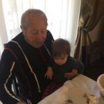 Uraz Kaygılaroğlu Instagram - dedecim, biriciğim, güzel yüreklim. sen benim tanıdığım en dürüst en kıyak insandın. meyven, kabak çekirdeğin, aksiyon sineman tamamsa başka bişi aramazsın. birisi seninle inatlaşmadı mı, tane tane anlattımı kızmaz anlarsın. sabah şöyle bi 5-10 km yürüdünmüydü tamam. akşam vaktine doğru bi kaç el tavla bitti gitti. anlatırdın hep. savaş görüp, 16-17 yaşlarında İstanköyden kayıkla Bodruma’a yanaşmış. bi akrabaların varmış çukurcuma’da onların yanına gidene kadar sokaklarda kalmış, mendil, çorap satmışsın. bi başına istanbul’da yaşamayı başarıp anneanneme göz koymuşsun:) bir oğul ve bir kız çocuğu sahibi olmuş onlara da aslanlar gibi bakmışsın. anneannem kazandıklarını değerlendirmiş, sen hep çalışmışsın. mahmutpaşa’da esnaf olmuş, bu sefer çorap makinası ve iğnesi satmışsın( ne ilginç bir meslek diye düşünmeden edemezdim) buradan sonrası da benden olsun. beni bi hafta sonu parksız, bisikletsiz bırakmadın.tavla oynamayı, iyi insan olmayı, dürüst yaşamanın anlamını sen öğrettin. çalışkanlığı da sende gördüm, emekliliğin tadının nasıl çıkarılacağını da. bayram namazına da seninle gittim,teravih namazına da. sonra gitmeyi bırakınca da kızmadın. açık fikirli adamdın, onaylamadığın şeye keşke yapmasan der karışmazdın. en azından bana. hep güvenir sırtımı sıvazlardın. akıllı çocuksun diye severdin beni. ben de seni çok severdim dede çok. J burgere de sen götürürdün, sahilde kayıkçı arkadaşlarının yanına da. fenerbahçe mahallesinde hasan’ın torunu olmanın imtiyazlarını yaşattın bana. dede oldun, baba oldun. herkese oldun bi bana değil, kapın sofran hep açıktı. eski alışkanlık herhalde herkese çorap hediye ederdin. bi insan bu kadar meyve yer mi arkadaş diye hayret ederdik kuzenlerle. bi de 96 yaşındasın diye mi ne hep hiç ölmicek herhalde diye gülerdik aramızda :((((( seni çok seviyorum dedem, Allah rahmet eylesin😔😔😔