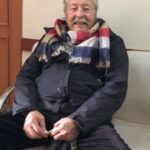 Uraz Kaygılaroğlu Instagram - dedecim, biriciğim, güzel yüreklim. sen benim tanıdığım en dürüst en kıyak insandın. meyven, kabak çekirdeğin, aksiyon sineman tamamsa başka bişi aramazsın. birisi seninle inatlaşmadı mı, tane tane anlattımı kızmaz anlarsın. sabah şöyle bi 5-10 km yürüdünmüydü tamam. akşam vaktine doğru bi kaç el tavla bitti gitti. anlatırdın hep. savaş görüp, 16-17 yaşlarında İstanköyden kayıkla Bodruma’a yanaşmış. bi akrabaların varmış çukurcuma’da onların yanına gidene kadar sokaklarda kalmış, mendil, çorap satmışsın. bi başına istanbul’da yaşamayı başarıp anneanneme göz koymuşsun:) bir oğul ve bir kız çocuğu sahibi olmuş onlara da aslanlar gibi bakmışsın. anneannem kazandıklarını değerlendirmiş, sen hep çalışmışsın. mahmutpaşa’da esnaf olmuş, bu sefer çorap makinası ve iğnesi satmışsın( ne ilginç bir meslek diye düşünmeden edemezdim) buradan sonrası da benden olsun. beni bi hafta sonu parksız, bisikletsiz bırakmadın.tavla oynamayı, iyi insan olmayı, dürüst yaşamanın anlamını sen öğrettin. çalışkanlığı da sende gördüm, emekliliğin tadının nasıl çıkarılacağını da. bayram namazına da seninle gittim,teravih namazına da. sonra gitmeyi bırakınca da kızmadın. açık fikirli adamdın, onaylamadığın şeye keşke yapmasan der karışmazdın. en azından bana. hep güvenir sırtımı sıvazlardın. akıllı çocuksun diye severdin beni. ben de seni çok severdim dede çok. J burgere de sen götürürdün, sahilde kayıkçı arkadaşlarının yanına da. fenerbahçe mahallesinde hasan’ın torunu olmanın imtiyazlarını yaşattın bana. dede oldun, baba oldun. herkese oldun bi bana değil, kapın sofran hep açıktı. eski alışkanlık herhalde herkese çorap hediye ederdin. bi insan bu kadar meyve yer mi arkadaş diye hayret ederdik kuzenlerle. bi de 96 yaşındasın diye mi ne hep hiç ölmicek herhalde diye gülerdik aramızda :((((( seni çok seviyorum dedem, Allah rahmet eylesin😔😔😔
