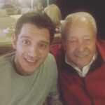 Uraz Kaygılaroğlu Instagram - dedecim, biriciğim, güzel yüreklim. sen benim tanıdığım en dürüst en kıyak insandın. meyven, kabak çekirdeğin, aksiyon sineman tamamsa başka bişi aramazsın. birisi seninle inatlaşmadı mı, tane tane anlattımı kızmaz anlarsın. sabah şöyle bi 5-10 km yürüdünmüydü tamam. akşam vaktine doğru bi kaç el tavla bitti gitti. anlatırdın hep. savaş görüp, 16-17 yaşlarında İstanköyden kayıkla Bodruma’a yanaşmış. bi akrabaların varmış çukurcuma’da onların yanına gidene kadar sokaklarda kalmış, mendil, çorap satmışsın. bi başına istanbul’da yaşamayı başarıp anneanneme göz koymuşsun:) bir oğul ve bir kız çocuğu sahibi olmuş onlara da aslanlar gibi bakmışsın. anneannem kazandıklarını değerlendirmiş, sen hep çalışmışsın. mahmutpaşa’da esnaf olmuş, bu sefer çorap makinası ve iğnesi satmışsın( ne ilginç bir meslek diye düşünmeden edemezdim) buradan sonrası da benden olsun. beni bi hafta sonu parksız, bisikletsiz bırakmadın.tavla oynamayı, iyi insan olmayı, dürüst yaşamanın anlamını sen öğrettin. çalışkanlığı da sende gördüm, emekliliğin tadının nasıl çıkarılacağını da. bayram namazına da seninle gittim,teravih namazına da. sonra gitmeyi bırakınca da kızmadın. açık fikirli adamdın, onaylamadığın şeye keşke yapmasan der karışmazdın. en azından bana. hep güvenir sırtımı sıvazlardın. akıllı çocuksun diye severdin beni. ben de seni çok severdim dede çok. J burgere de sen götürürdün, sahilde kayıkçı arkadaşlarının yanına da. fenerbahçe mahallesinde hasan’ın torunu olmanın imtiyazlarını yaşattın bana. dede oldun, baba oldun. herkese oldun bi bana değil, kapın sofran hep açıktı. eski alışkanlık herhalde herkese çorap hediye ederdin. bi insan bu kadar meyve yer mi arkadaş diye hayret ederdik kuzenlerle. bi de 96 yaşındasın diye mi ne hep hiç ölmicek herhalde diye gülerdik aramızda :((((( seni çok seviyorum dedem, Allah rahmet eylesin😔😔😔