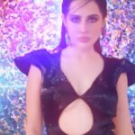 Urfi Javed Instagram - Pyaar ka yeh kaisa khel nirala hai, main aur side squeeze ke combination mein mera tadka add hone wala hai ❤️‍🔥😈 Song out now on @officialjiocinema, @realfullyfaltoo, @kaanphodmusic. MTV Splitsvilla X5, co-powered by #NEWME, #Fixderma & #Wildstone. Starts 30th March, Sat-Sun 7 PM, only on MTV & JioCinema. #MTVSplitsvillaX5 #JeetnaHoDilAurFame #SplitsvillaAuditions #Splitsvilla15 #DilAurFame #ExSqueezeMePlease Styled by : @kudratanand Style team : @isha.suvarna Outfit : @labelriya Jewellery : @minerali_store @aquamarine_jewellery