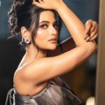 Ushasi Ray Instagram - Ate & left no crumbs🩶🩶🩶 📸 @imsayandey 👗 @kiara_sen111 💠 @jhalak_thedesignerstore 💄 @sahababusona 💇‍♀️ @ginni_love21 📍 @fairfieldkolkata Fairfield by Marriott Kolkata