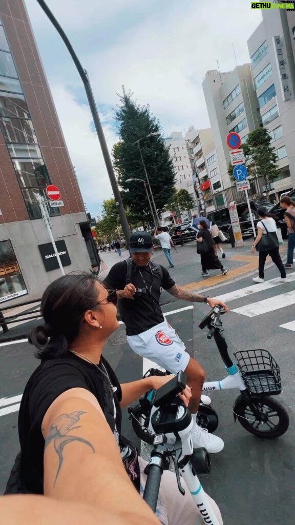 Uus Instagram - iseng keliling Tokyo naik otoped dan sepeda kalcer, alhasil melewati banyak tempat keren nan ajaib. Shibuya-Akihabara 🚲 @foom_id #FOOMGoesToFujiroxk
