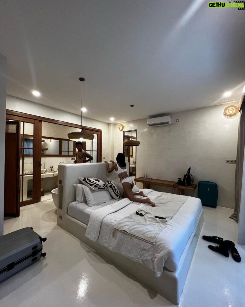 Uus Instagram - Thank u @whitegoosebali for having us! Maap kalo kami meninggalkan banyak bercak di seprei. 🙇 White Goose Hotel Bali