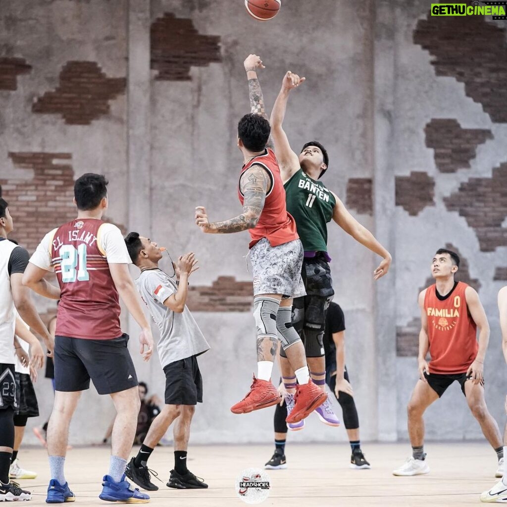 Uus Instagram - Dear @inouetake88 kalo SlamDunk ada live actionnya saya boleh ya ikut casting jadi Hanamichi Sakuragi. 🙇 📸 @afdnvl @21journey.tm @headshoes.id