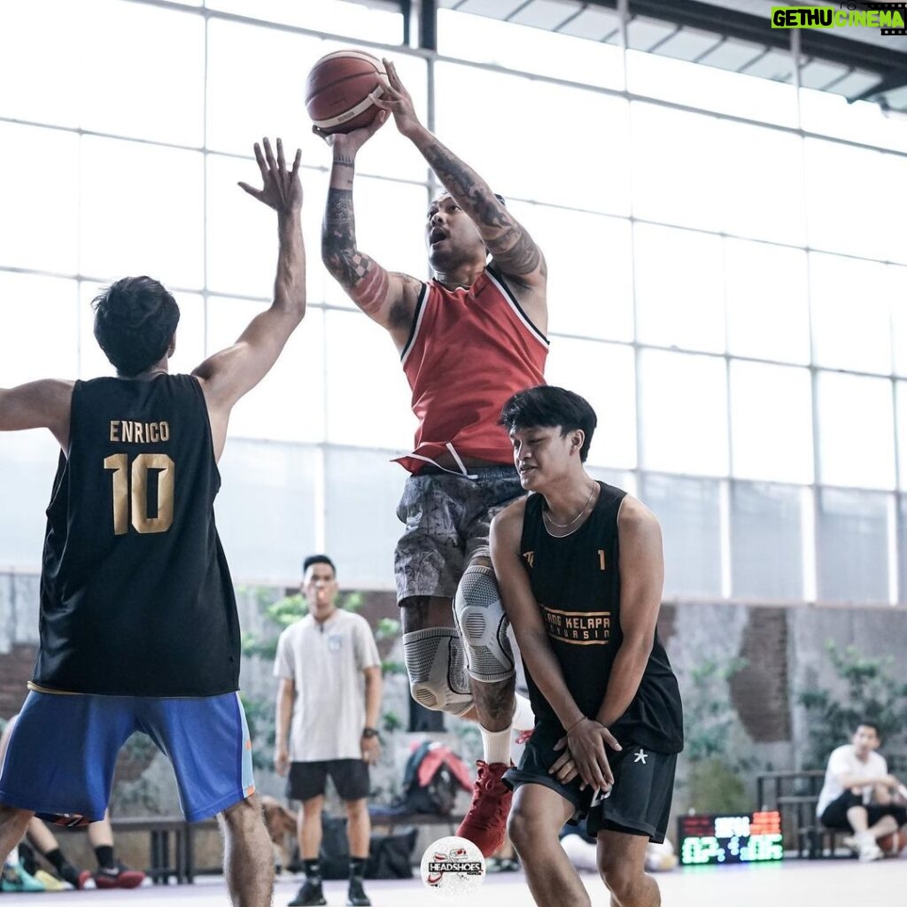 Uus Instagram - Dear @inouetake88 kalo SlamDunk ada live actionnya saya boleh ya ikut casting jadi Hanamichi Sakuragi. 🙇 📸 @afdnvl @21journey.tm @headshoes.id