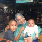 Uus Instagram - Mama itu ma yang diulang, karna mama itu tugasnya mengulang. Setelah anak pertama bisa baca, tulis, ngomong lalu ngulang lagi ke anak berikutnya. Setelah mereka dewasa banyak ngelakuin kesalahan lalu diulang, terus anak berikutnya juga ngulang, berkali-kali berulang maafin. Kata-kata “iya janji ga akan ngulangin lagi” diterima saja walau yakin akan berulang. Yah namanya juga idup pasti ada ngulangnya, uda sering ngulang juga belum tentu soal ujiannya sama kaya yg udah sering diulang. Karena disetiap pengulangan, tidak semua masuk perhitungan 😊 Happy bday mom @menu.menuk doa untukmu selalu berulang, walau selalu kubilang. 😘