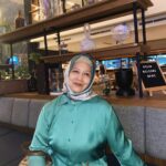 Uus Instagram - Mama itu ma yang diulang, karna mama itu tugasnya mengulang. Setelah anak pertama bisa baca, tulis, ngomong lalu ngulang lagi ke anak berikutnya. Setelah mereka dewasa banyak ngelakuin kesalahan lalu diulang, terus anak berikutnya juga ngulang, berkali-kali berulang maafin. Kata-kata “iya janji ga akan ngulangin lagi” diterima saja walau yakin akan berulang. Yah namanya juga idup pasti ada ngulangnya, uda sering ngulang juga belum tentu soal ujiannya sama kaya yg udah sering diulang. Karena disetiap pengulangan, tidak semua masuk perhitungan 😊 Happy bday mom @menu.menuk doa untukmu selalu berulang, walau selalu kubilang. 😘