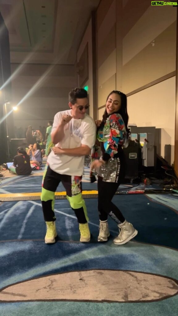 Víctor Drija Instagram - #BailarContigoRemix con la reina de Indonesia 🇮🇩 @denadaindonesia en el concierto anual de @zumba Orlando, Florida