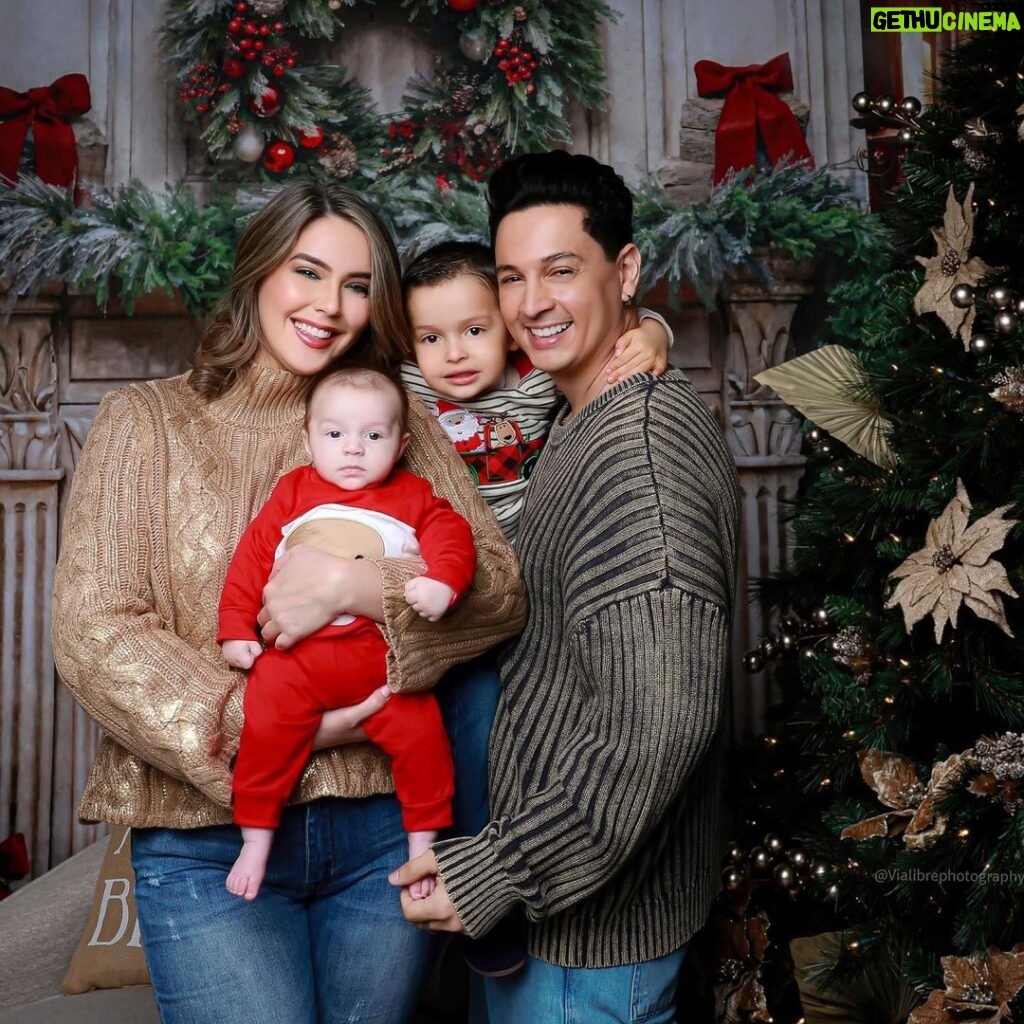 Víctor Drija Instagram - ¡Celebrando la primera Navidad juntos como familia de cuatro!🎄👨‍👩‍👦‍👦❤ Gracias @vialibrephotography por estas fotos tan hermosas 🥰🥰