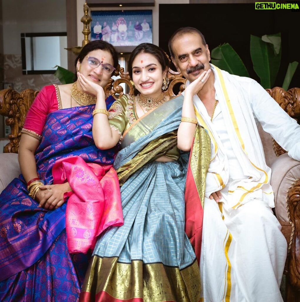 Vaishnavi Gowda Instagram - Happy anniversary Amma and appa ❤️✨
