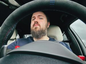 Valentin Petukhov Instagram - Больше месяца iPhone новый, а ни одного селфи в Инстаграм не сделано.