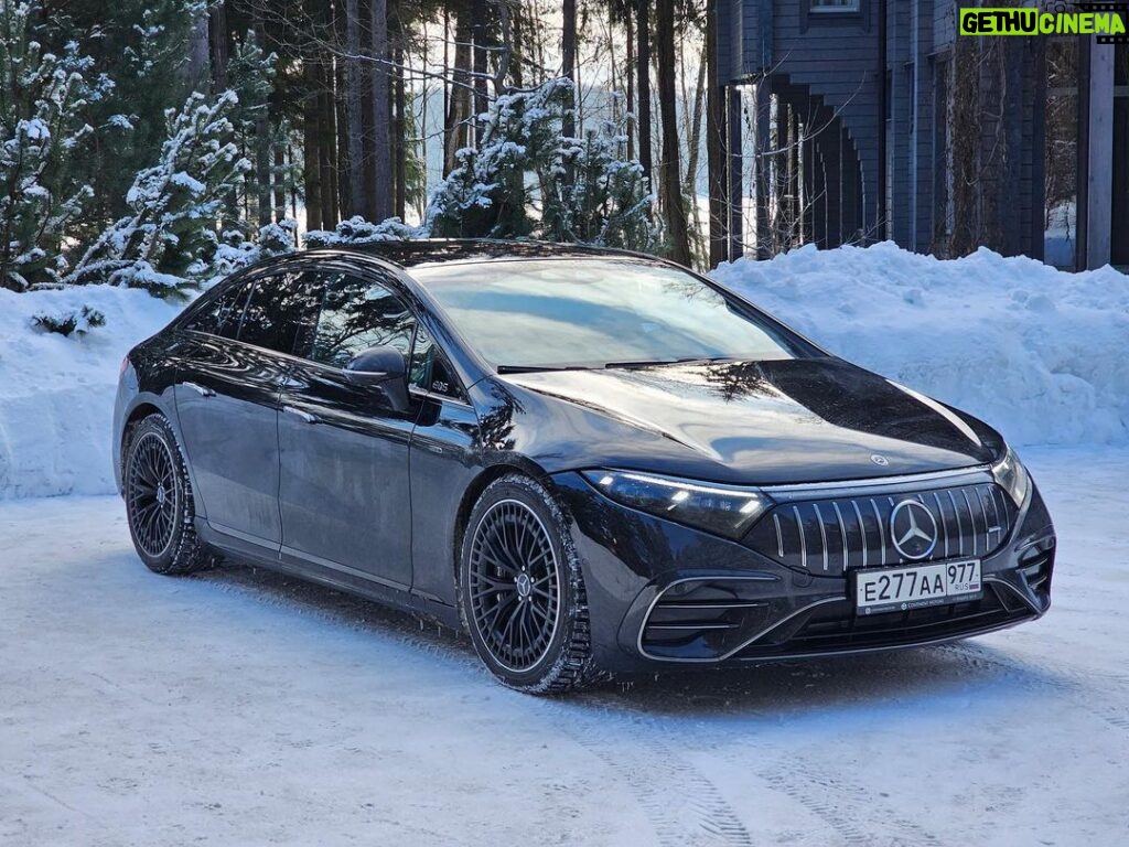 Valentin Petukhov Instagram - Неделю отъездил в счастье на Mercedes EQS 53 AMG. Очень странная вафля, мы снимали «гражданскую» версию когда еще Mercedes собирался их официально продавать. А теперь ты просто обращаешься к ребятам из @continentmotors (им как раз и спасибо за предоставленную возможность) и либо берешь в прокат покататься и осознать, либо заказываешь что хочешь с географией - весь мир. Все под ключ, в лучшем виде. Что касается самого EQS. Внешне спорно, внутри тотальный кайф, особенно вечером с подсветками и экранами. Запас хода реальный ~400, чего вполне достаточно. AMG чуть собранней «обычной» версии и многим может быть жестким. Но мне понравилось. Электрический S-class еще и AMG. Это ли не мечта? Покатался, понял, что для меня нет. А теперь отдам @diamagneticru, большому ценителю трех букв, чтоб он ловко съездил на нем, пострадал и видос для вас снял. Хотел его чистеньким снять, но погода такая, что пока с мойки доехал - получите. 😅🙈 А, да. Фото сделаны на Galaxy S23 Ultra.