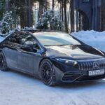 Valentin Petukhov Instagram - Неделю отъездил в счастье на Mercedes EQS 53 AMG. Очень странная вафля, мы снимали «гражданскую» версию когда еще Mercedes собирался их официально продавать. А теперь ты просто обращаешься к ребятам из @continentmotors (им как раз и спасибо за предоставленную возможность) и либо берешь в прокат покататься и осознать, либо заказываешь что хочешь с географией - весь мир. Все под ключ, в лучшем виде. Что касается самого EQS. Внешне спорно, внутри тотальный кайф, особенно вечером с подсветками и экранами. Запас хода реальный ~400, чего вполне достаточно. AMG чуть собранней «обычной» версии и многим может быть жестким. Но мне понравилось. Электрический S-class еще и AMG. Это ли не мечта? Покатался, понял, что для меня нет. А теперь отдам @diamagneticru, большому ценителю трех букв, чтоб он ловко съездил на нем, пострадал и видос для вас снял. Хотел его чистеньким снять, но погода такая, что пока с мойки доехал - получите. 😅🙈 А, да. Фото сделаны на Galaxy S23 Ultra.