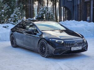 Valentin Petukhov Instagram - Неделю отъездил в счастье на Mercedes EQS 53 AMG. Очень странная вафля, мы снимали «гражданскую» версию когда еще Mercedes собирался их официально продавать. 

А теперь ты просто обращаешься к ребятам из @continentmotors (им как раз и спасибо за предоставленную возможность) и либо берешь в прокат покататься и осознать, либо заказываешь что хочешь с географией - весь мир. Все под ключ, в лучшем виде.

Что касается самого EQS. Внешне спорно, внутри тотальный кайф, особенно вечером с подсветками и экранами. Запас хода реальный ~400, чего вполне достаточно.
AMG чуть собранней «обычной» версии и многим может быть жестким. Но мне понравилось. Электрический S-class еще и AMG. Это ли не мечта? Покатался, понял, что для меня нет. А теперь отдам @diamagneticru, большому ценителю трех букв, чтоб он ловко съездил на нем, пострадал и видос для вас снял.

Хотел его чистеньким снять, но погода такая, что пока с мойки доехал - получите. 😅🙈

А, да. Фото сделаны на Galaxy S23 Ultra.