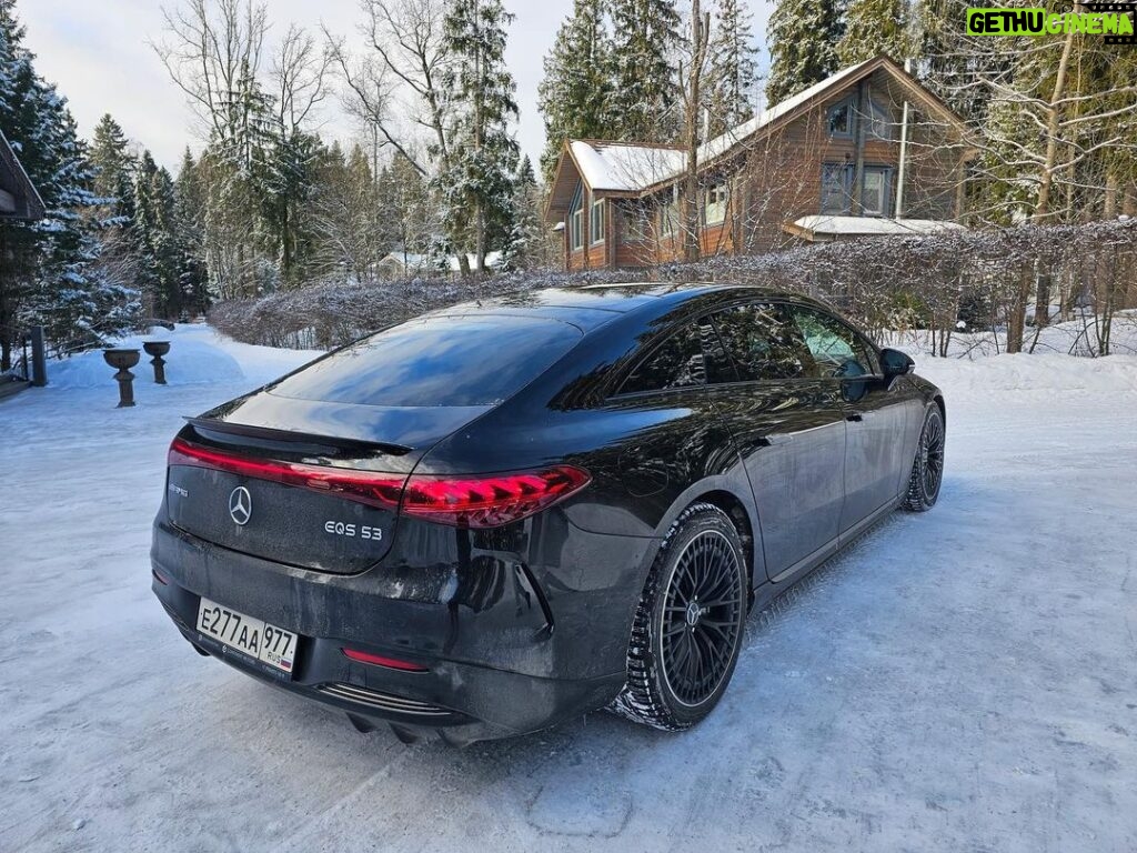 Valentin Petukhov Instagram - Неделю отъездил в счастье на Mercedes EQS 53 AMG. Очень странная вафля, мы снимали «гражданскую» версию когда еще Mercedes собирался их официально продавать. А теперь ты просто обращаешься к ребятам из @continentmotors (им как раз и спасибо за предоставленную возможность) и либо берешь в прокат покататься и осознать, либо заказываешь что хочешь с географией - весь мир. Все под ключ, в лучшем виде. Что касается самого EQS. Внешне спорно, внутри тотальный кайф, особенно вечером с подсветками и экранами. Запас хода реальный ~400, чего вполне достаточно. AMG чуть собранней «обычной» версии и многим может быть жестким. Но мне понравилось. Электрический S-class еще и AMG. Это ли не мечта? Покатался, понял, что для меня нет. А теперь отдам @diamagneticru, большому ценителю трех букв, чтоб он ловко съездил на нем, пострадал и видос для вас снял. Хотел его чистеньким снять, но погода такая, что пока с мойки доехал - получите. 😅🙈 А, да. Фото сделаны на Galaxy S23 Ultra.