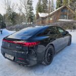 Valentin Petukhov Instagram - Неделю отъездил в счастье на Mercedes EQS 53 AMG. Очень странная вафля, мы снимали «гражданскую» версию когда еще Mercedes собирался их официально продавать. А теперь ты просто обращаешься к ребятам из @continentmotors (им как раз и спасибо за предоставленную возможность) и либо берешь в прокат покататься и осознать, либо заказываешь что хочешь с географией - весь мир. Все под ключ, в лучшем виде. Что касается самого EQS. Внешне спорно, внутри тотальный кайф, особенно вечером с подсветками и экранами. Запас хода реальный ~400, чего вполне достаточно. AMG чуть собранней «обычной» версии и многим может быть жестким. Но мне понравилось. Электрический S-class еще и AMG. Это ли не мечта? Покатался, понял, что для меня нет. А теперь отдам @diamagneticru, большому ценителю трех букв, чтоб он ловко съездил на нем, пострадал и видос для вас снял. Хотел его чистеньким снять, но погода такая, что пока с мойки доехал - получите. 😅🙈 А, да. Фото сделаны на Galaxy S23 Ultra.