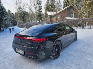 Valentin Petukhov Instagram - Неделю отъездил в счастье на Mercedes EQS 53 AMG. Очень странная вафля, мы снимали «гражданскую» версию когда еще Mercedes собирался их официально продавать. 

А теперь ты просто обращаешься к ребятам из @continentmotors (им как раз и спасибо за предоставленную возможность) и либо берешь в прокат покататься и осознать, либо заказываешь что хочешь с географией - весь мир. Все под ключ, в лучшем виде.

Что касается самого EQS. Внешне спорно, внутри тотальный кайф, особенно вечером с подсветками и экранами. Запас хода реальный ~400, чего вполне достаточно.
AMG чуть собранней «обычной» версии и многим может быть жестким. Но мне понравилось. Электрический S-class еще и AMG. Это ли не мечта? Покатался, понял, что для меня нет. А теперь отдам @diamagneticru, большому ценителю трех букв, чтоб он ловко съездил на нем, пострадал и видос для вас снял.

Хотел его чистеньким снять, но погода такая, что пока с мойки доехал - получите. 😅🙈

А, да. Фото сделаны на Galaxy S23 Ultra.