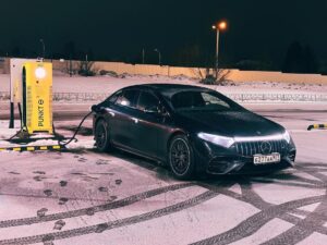 Valentin Petukhov Instagram - Неделю отъездил в счастье на Mercedes EQS 53 AMG. Очень странная вафля, мы снимали «гражданскую» версию когда еще Mercedes собирался их официально продавать. 

А теперь ты просто обращаешься к ребятам из @continentmotors (им как раз и спасибо за предоставленную возможность) и либо берешь в прокат покататься и осознать, либо заказываешь что хочешь с географией - весь мир. Все под ключ, в лучшем виде.

Что касается самого EQS. Внешне спорно, внутри тотальный кайф, особенно вечером с подсветками и экранами. Запас хода реальный ~400, чего вполне достаточно.
AMG чуть собранней «обычной» версии и многим может быть жестким. Но мне понравилось. Электрический S-class еще и AMG. Это ли не мечта? Покатался, понял, что для меня нет. А теперь отдам @diamagneticru, большому ценителю трех букв, чтоб он ловко съездил на нем, пострадал и видос для вас снял.

Хотел его чистеньким снять, но погода такая, что пока с мойки доехал - получите. 😅🙈

А, да. Фото сделаны на Galaxy S23 Ultra.