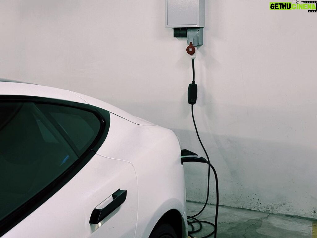 Valentin Petukhov Instagram - Не все поймут прикол, но у нас теперь есть своя зарядка на рабочем паркинге. А это сильно упрощает жизнь.👌