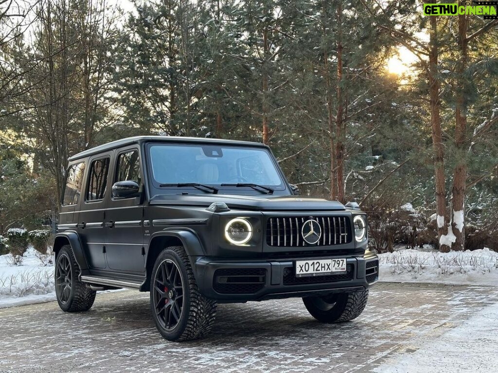 Valentin Petukhov Instagram - В этом году сделал себе вот такой подарок. Супер нерациональный, все как я люблю. 😅 Но самое забавное, что понял с этой машиной, что через нее я познакомился с фантастическим @maxdeikin из @deikin_exhaust и провел кайфовый день в Калуге. Развиртуализировался с @goshaturbogeek из @goshaturbotech и мы тааак пересекаемся по некоторым темам, что держитесь в следующем году. 👌 Был в легком культурном шоке как ловко и быстро работает Гоша, это уровень. 💪 Видео в карусели я записывал @andrey_sm8 из @stuttgart_garage, куда машина ездит на процедуры. Ну и конечно планы с ребятами из @fattonystudio на следующий год тоже есть. Уже стоит титановый выхлоп, Stage 1, доводчики, keyless и всякие приколюхи. Но это только начало. Всех с наступающим. 💪 Я теперь обладатель самого попсового набора в галактике - М5 и G63. 😂 Верьте в себя, здоровья близким и мирного неба.