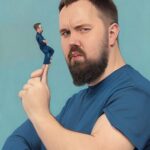 Valentin Petukhov Instagram - Нейросеть Lensa (которая всех того самого за сутки) нагенерила мне аватарок. Даже не знаю какую выбрать, помогайте.