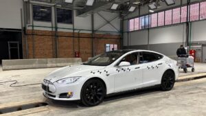 Valentin Petukhov Instagram - Мы купили Tesla Model S чтоб сделать две вещи. Провести краштест электрического автомобиля. Первый в России. И проверить как поведет себя новый iPhone 14 с функцией определения автоаварий. Для этого мы взяли iPhone 14 и 14 Pro. 👌
Воткнуть ведро в стену было бы быстрее и в разы дешевле, но в этом нет прикола. Закалабить с @autoreview_ru и заплатить дохрена денег НАМИ - вот это стиль. 😊
Получилось дико интересно. 
Результат сегодня на YouTube.