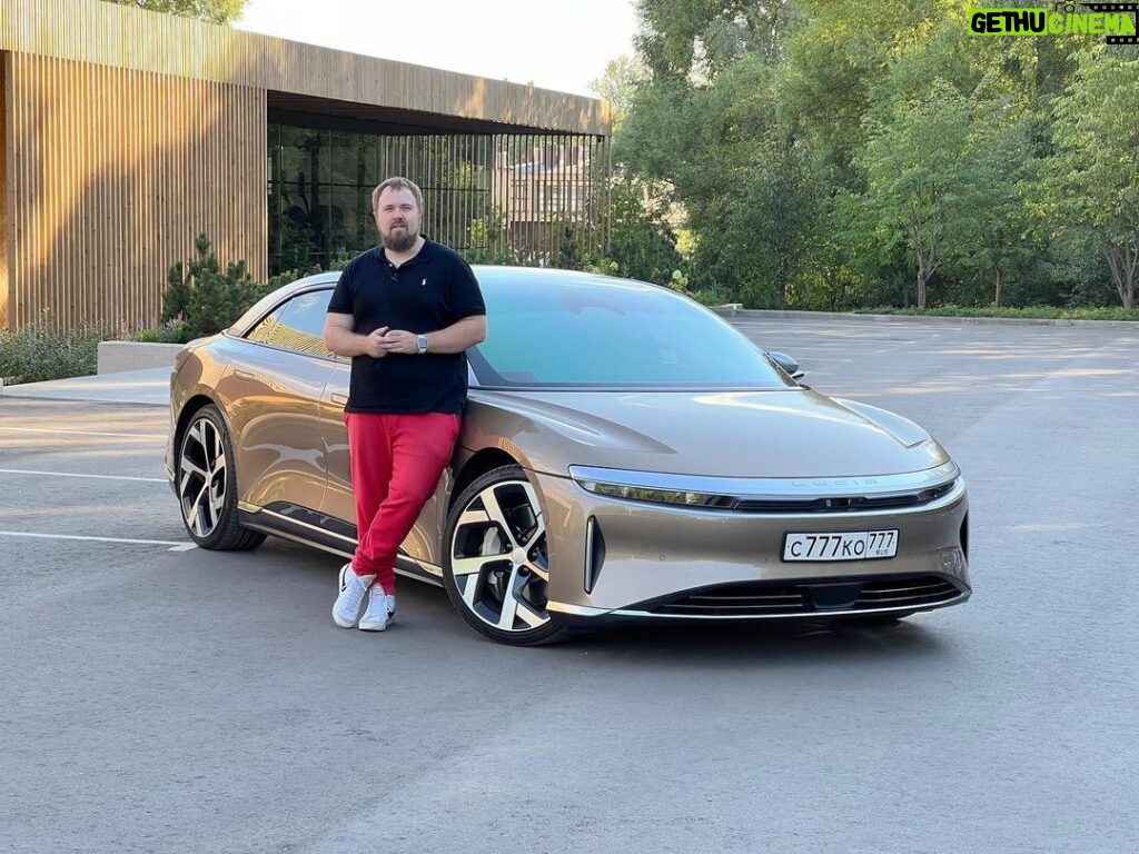 Valentin Petukhov Instagram - Покатался несколько дней на Lucid Air от @lucidmotors. Спасибо ребятам из @electromania.moscow за возможность. Классная тачка, 1111 сил я не знаю где там, моя М5 быстрее, но машина кайфовая. Особенно обидно, что чуваки за пару миллиардов все это сделали. В смысле, это не прям космические деньги. Возникает вопрос - почему у нас так не могут? Los Angeles, California