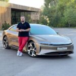 Valentin Petukhov Instagram - Покатался несколько дней на Lucid Air от @lucidmotors. Спасибо ребятам из @electromania.moscow за возможность. Классная тачка, 1111 сил я не знаю где там, моя М5 быстрее, но машина кайфовая. Особенно обидно, что чуваки за пару миллиардов все это сделали. В смысле, это не прям космические деньги. Возникает вопрос - почему у нас так не могут? Los Angeles, California