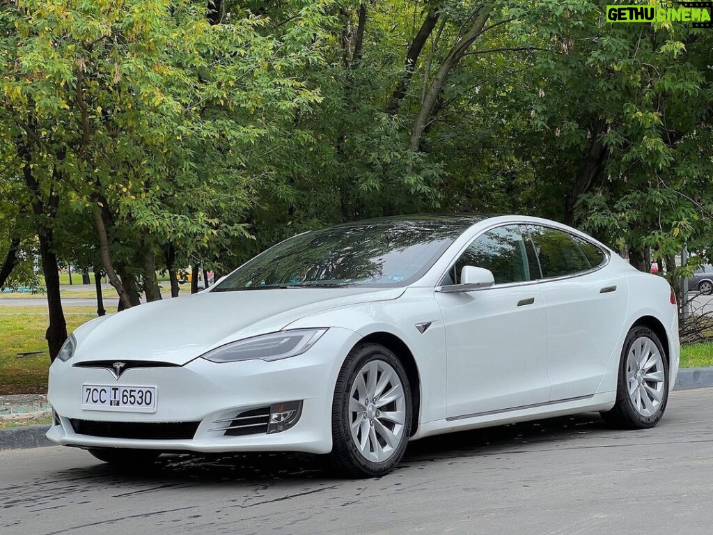 Valentin Petukhov Instagram - Вот я и стал «счастливым» обладателем Tesla Model S из Минска. В первую очередь хочется сказать спасибо ребятам из @biggeekru, которые с энтузиазмом вписались в этот блудняк и на чьих двух теслах мы совершили вояж. Конечно же @jc_ru и все кто присоединился к поездке. Лучшие. Теперь по машине. Купил не то что хотел, но так даже забавней. Версия 100D, 2019 год, 44000 пробега в классном состоянии. Понятно дело американка, была бита в правую заднюю часть не сильно, безопасность не стреляла. Самый шик - полный автопилот. Мог ли я купить Plaid 2022? В целом мог, но лишать себя такого веселья? И вот тут начинается самое интересное. Срочно меняем колеса на 21, машину в матовую пленку, весь хром в черный. В итоге быстро должно получиться по внешке как на 4 фото. Ток еще карбона побольше. Внутри пофиксить экран (3 фото). Желтый клей это тесла бич. Лечится УФ. Деревяху меняем на карбон, черный салон на белый ($4-5 тыс) и еще кастомный приколов (типа как на 5 фото). А дальше… повстречался с ребятами из @teslashop_by, они говорят клетка от Plaid встает и вот тебе 3 мотора и 1000+ сил. В общем, планирую развлекаться как не в себя. Но вообще Tesla дрова что пздц, автопилот раздут маркетингом и так далее. В каком-нибудь 223 автопилот ничем не хуже. Но это уже другая история, stay tuned, как говорится. 😊