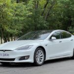 Valentin Petukhov Instagram - Вот я и стал «счастливым» обладателем Tesla Model S из Минска. В первую очередь хочется сказать спасибо ребятам из @biggeekru, которые с энтузиазмом вписались в этот блудняк и на чьих двух теслах мы совершили вояж. Конечно же @jc_ru и все кто присоединился к поездке. Лучшие. Теперь по машине. Купил не то что хотел, но так даже забавней. Версия 100D, 2019 год, 44000 пробега в классном состоянии. Понятно дело американка, была бита в правую заднюю часть не сильно, безопасность не стреляла. Самый шик - полный автопилот. Мог ли я купить Plaid 2022? В целом мог, но лишать себя такого веселья? И вот тут начинается самое интересное. Срочно меняем колеса на 21, машину в матовую пленку, весь хром в черный. В итоге быстро должно получиться по внешке как на 4 фото. Ток еще карбона побольше. Внутри пофиксить экран (3 фото). Желтый клей это тесла бич. Лечится УФ. Деревяху меняем на карбон, черный салон на белый ($4-5 тыс) и еще кастомный приколов (типа как на 5 фото). А дальше… повстречался с ребятами из @teslashop_by, они говорят клетка от Plaid встает и вот тебе 3 мотора и 1000+ сил. В общем, планирую развлекаться как не в себя. Но вообще Tesla дрова что пздц, автопилот раздут маркетингом и так далее. В каком-нибудь 223 автопилот ничем не хуже. Но это уже другая история, stay tuned, как говорится. 😊
