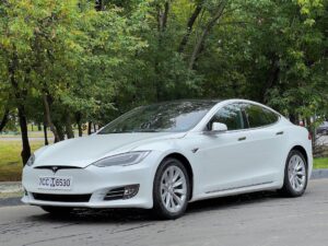 Valentin Petukhov Instagram - Вот я и стал «счастливым» обладателем Tesla Model S из Минска. В первую очередь хочется сказать спасибо ребятам из @biggeekru, которые с энтузиазмом вписались в этот блудняк и на чьих двух теслах мы совершили вояж. Конечно же @jc_ru и все кто присоединился к поездке. Лучшие. 

Теперь по машине. Купил не то что хотел, но так даже забавней. Версия 100D, 2019 год, 44000 пробега в классном состоянии. Понятно дело американка, была бита в правую заднюю часть не сильно, безопасность не стреляла. Самый шик - полный автопилот. 
Мог ли я купить Plaid 2022? В целом мог, но лишать себя такого веселья?

И вот тут начинается самое интересное. Срочно меняем колеса на 21, машину в матовую пленку, весь хром в черный. В итоге быстро должно получиться по внешке как на 4 фото. Ток еще карбона побольше. 
Внутри пофиксить экран (3 фото). Желтый клей это тесла бич. Лечится УФ. Деревяху меняем на карбон, черный салон на белый ($4-5 тыс) и еще кастомный приколов (типа как на 5 фото). А дальше… повстречался с ребятами из @teslashop_by, они говорят клетка от Plaid встает и вот тебе 3 мотора и 1000+ сил. В общем, планирую развлекаться как не в себя. 
Но вообще Tesla дрова что пздц, автопилот раздут маркетингом и так далее. В каком-нибудь 223 автопилот ничем не хуже. Но это уже другая история, stay tuned, как говорится. 😊