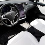 Valentin Petukhov Instagram - Продолжаю поиски живой Tesla Model S в Минске. Если вы не в курсе с чего вдруг, то значит не смотрели последний Wylsa Plus и шейм он ю так делать. И вот сижу и решительно не понимаю, как для этой машины можно выбрать любой другой салон кроме белого (к слову, их там всего три). Потому что иначе грусть и печаль. Особенно черный с бежевой деревяхой. Обнять и плакать. Белый салон, 21 колеса и отделка «типа карбон» спасают эту машину от бесконечного уныния. Хочется взять 100D и уехать в Смоленск.