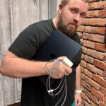 Valentin Petukhov Instagram - Вот так ловко новый MacBook Air на М2 держу потому что иначе вообще непонятно, что он Midnight (Полночь, так-то). А заодно показываю новый блок питания 35W на 2 USB-C и MagSafe в цвет. Спасибо @biggeekru, как обычно быстро и в лучшем виде. Не без вопросов ПК, но сразу скажу, что очень кайфовый. Распаковка и первое впечатление в воскресенье. А пока для вас Wylsa Plus. Там YouTube немножко забанил ролик, поддержите просмотром и лайком. Спасибо. 😊 Да, ляпается ппц.