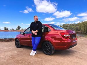 Valentin Petukhov Instagram - Вот и закончилась моя поездка в 1000 км. из Тольятти в Москву. 
Lada Granta с сигналкой от дилера - 756 тыс. рублей
Кондиционер с установкой - 70 тыс. рублей
Диски 15 - 26 тыс. рублей
Шины Hankook - 19 тыс. рублей
Мультимедиа + зеркало видеорегистратор с установков - 43 тыс. рублей
Всякого по мелочи - 10 тыс. рублей. 
Итого, адская колесница за ~930 тыс. рублей без подушек безопасности и ABS.
Вы спросите - зачем? Интересно. Контент. О том как это было, скоро на YouTube.