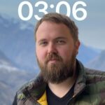 Valentin Petukhov Instagram - Новый экран блокировки в iOS 16. 👌 Теперь есть виджеты и забавная фича с режимом глубины размытия. Вот так ловко часы за голову сделал и хорошо.