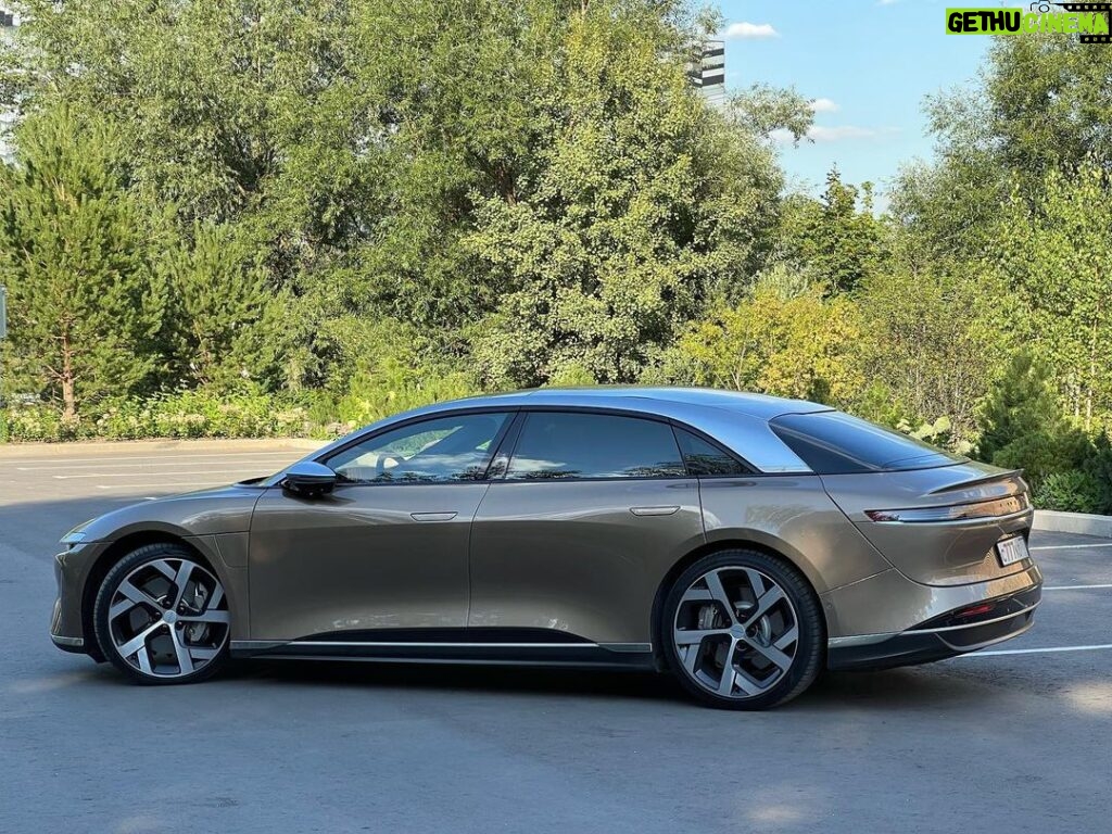 Valentin Petukhov Instagram - Покатался несколько дней на Lucid Air от @lucidmotors. Спасибо ребятам из @electromania.moscow за возможность. Классная тачка, 1111 сил я не знаю где там, моя М5 быстрее, но машина кайфовая. Особенно обидно, что чуваки за пару миллиардов все это сделали. В смысле, это не прям космические деньги. Возникает вопрос - почему у нас так не могут? Los Angeles, California