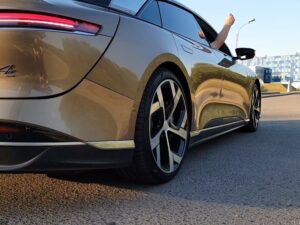 Valentin Petukhov Instagram - Покатался несколько дней на Lucid Air от @lucidmotors. Спасибо ребятам из @electromania.moscow за возможность. Классная тачка, 1111 сил я не знаю где там, моя М5 быстрее, но машина кайфовая. Особенно обидно, что чуваки за пару миллиардов все это сделали. В смысле, это не прям космические деньги. Возникает вопрос - почему у нас так не могут?