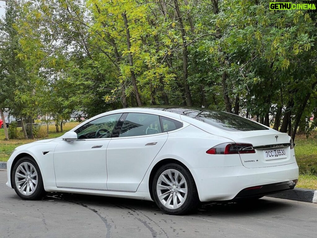 Valentin Petukhov Instagram - Вот я и стал «счастливым» обладателем Tesla Model S из Минска. В первую очередь хочется сказать спасибо ребятам из @biggeekru, которые с энтузиазмом вписались в этот блудняк и на чьих двух теслах мы совершили вояж. Конечно же @jc_ru и все кто присоединился к поездке. Лучшие. Теперь по машине. Купил не то что хотел, но так даже забавней. Версия 100D, 2019 год, 44000 пробега в классном состоянии. Понятно дело американка, была бита в правую заднюю часть не сильно, безопасность не стреляла. Самый шик - полный автопилот. Мог ли я купить Plaid 2022? В целом мог, но лишать себя такого веселья? И вот тут начинается самое интересное. Срочно меняем колеса на 21, машину в матовую пленку, весь хром в черный. В итоге быстро должно получиться по внешке как на 4 фото. Ток еще карбона побольше. Внутри пофиксить экран (3 фото). Желтый клей это тесла бич. Лечится УФ. Деревяху меняем на карбон, черный салон на белый ($4-5 тыс) и еще кастомный приколов (типа как на 5 фото). А дальше… повстречался с ребятами из @teslashop_by, они говорят клетка от Plaid встает и вот тебе 3 мотора и 1000+ сил. В общем, планирую развлекаться как не в себя. Но вообще Tesla дрова что пздц, автопилот раздут маркетингом и так далее. В каком-нибудь 223 автопилот ничем не хуже. Но это уже другая история, stay tuned, как говорится. 😊