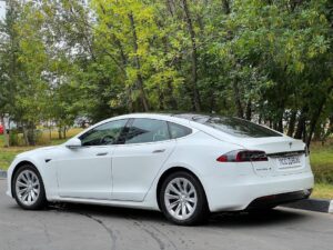 Valentin Petukhov Instagram - Вот я и стал «счастливым» обладателем Tesla Model S из Минска. В первую очередь хочется сказать спасибо ребятам из @biggeekru, которые с энтузиазмом вписались в этот блудняк и на чьих двух теслах мы совершили вояж. Конечно же @jc_ru и все кто присоединился к поездке. Лучшие. 

Теперь по машине. Купил не то что хотел, но так даже забавней. Версия 100D, 2019 год, 44000 пробега в классном состоянии. Понятно дело американка, была бита в правую заднюю часть не сильно, безопасность не стреляла. Самый шик - полный автопилот. 
Мог ли я купить Plaid 2022? В целом мог, но лишать себя такого веселья?

И вот тут начинается самое интересное. Срочно меняем колеса на 21, машину в матовую пленку, весь хром в черный. В итоге быстро должно получиться по внешке как на 4 фото. Ток еще карбона побольше. 
Внутри пофиксить экран (3 фото). Желтый клей это тесла бич. Лечится УФ. Деревяху меняем на карбон, черный салон на белый ($4-5 тыс) и еще кастомный приколов (типа как на 5 фото). А дальше… повстречался с ребятами из @teslashop_by, они говорят клетка от Plaid встает и вот тебе 3 мотора и 1000+ сил. В общем, планирую развлекаться как не в себя. 
Но вообще Tesla дрова что пздц, автопилот раздут маркетингом и так далее. В каком-нибудь 223 автопилот ничем не хуже. Но это уже другая история, stay tuned, как говорится. 😊