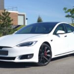 Valentin Petukhov Instagram - Вот я и стал «счастливым» обладателем Tesla Model S из Минска. В первую очередь хочется сказать спасибо ребятам из @biggeekru, которые с энтузиазмом вписались в этот блудняк и на чьих двух теслах мы совершили вояж. Конечно же @jc_ru и все кто присоединился к поездке. Лучшие. Теперь по машине. Купил не то что хотел, но так даже забавней. Версия 100D, 2019 год, 44000 пробега в классном состоянии. Понятно дело американка, была бита в правую заднюю часть не сильно, безопасность не стреляла. Самый шик - полный автопилот. Мог ли я купить Plaid 2022? В целом мог, но лишать себя такого веселья? И вот тут начинается самое интересное. Срочно меняем колеса на 21, машину в матовую пленку, весь хром в черный. В итоге быстро должно получиться по внешке как на 4 фото. Ток еще карбона побольше. Внутри пофиксить экран (3 фото). Желтый клей это тесла бич. Лечится УФ. Деревяху меняем на карбон, черный салон на белый ($4-5 тыс) и еще кастомный приколов (типа как на 5 фото). А дальше… повстречался с ребятами из @teslashop_by, они говорят клетка от Plaid встает и вот тебе 3 мотора и 1000+ сил. В общем, планирую развлекаться как не в себя. Но вообще Tesla дрова что пздц, автопилот раздут маркетингом и так далее. В каком-нибудь 223 автопилот ничем не хуже. Но это уже другая история, stay tuned, как говорится. 😊