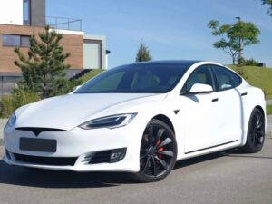 Valentin Petukhov Instagram - Вот я и стал «счастливым» обладателем Tesla Model S из Минска. В первую очередь хочется сказать спасибо ребятам из @biggeekru, которые с энтузиазмом вписались в этот блудняк и на чьих двух теслах мы совершили вояж. Конечно же @jc_ru и все кто присоединился к поездке. Лучшие. 

Теперь по машине. Купил не то что хотел, но так даже забавней. Версия 100D, 2019 год, 44000 пробега в классном состоянии. Понятно дело американка, была бита в правую заднюю часть не сильно, безопасность не стреляла. Самый шик - полный автопилот. 
Мог ли я купить Plaid 2022? В целом мог, но лишать себя такого веселья?

И вот тут начинается самое интересное. Срочно меняем колеса на 21, машину в матовую пленку, весь хром в черный. В итоге быстро должно получиться по внешке как на 4 фото. Ток еще карбона побольше. 
Внутри пофиксить экран (3 фото). Желтый клей это тесла бич. Лечится УФ. Деревяху меняем на карбон, черный салон на белый ($4-5 тыс) и еще кастомный приколов (типа как на 5 фото). А дальше… повстречался с ребятами из @teslashop_by, они говорят клетка от Plaid встает и вот тебе 3 мотора и 1000+ сил. В общем, планирую развлекаться как не в себя. 
Но вообще Tesla дрова что пздц, автопилот раздут маркетингом и так далее. В каком-нибудь 223 автопилот ничем не хуже. Но это уже другая история, stay tuned, как говорится. 😊